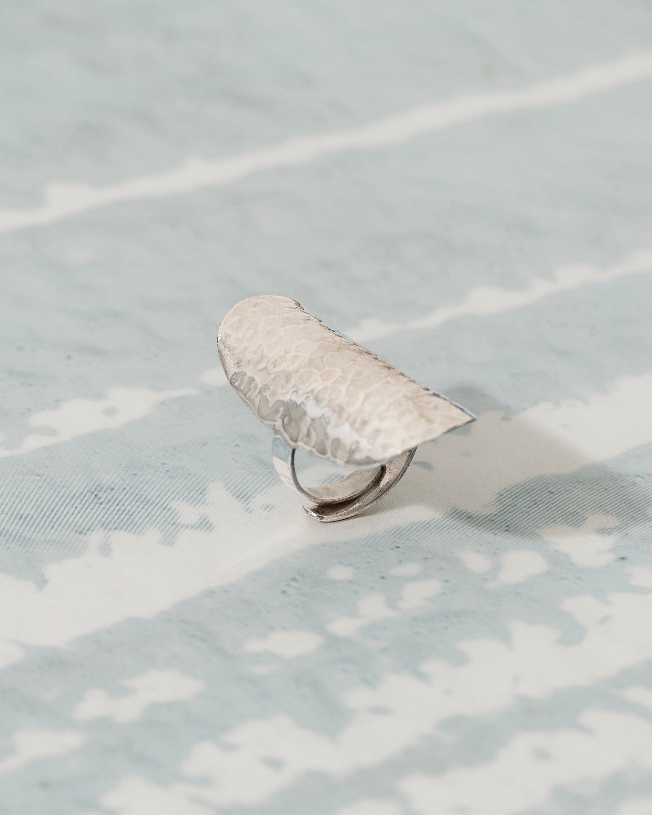 HAMMERED LONG RING