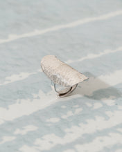 HAMMERED LONG RING